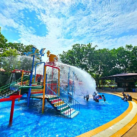 Paragon Water Themepark Suites By Ggm Malacca Exterior photo